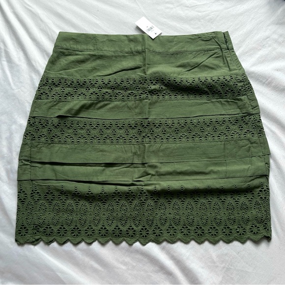 GAP Eyelet Tiered Mini Skirt Olive Green NWT - Picture 3 of 11